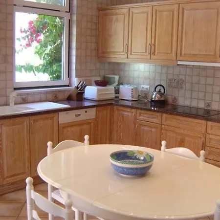 Sleeps 6 Pool Air Con T480116